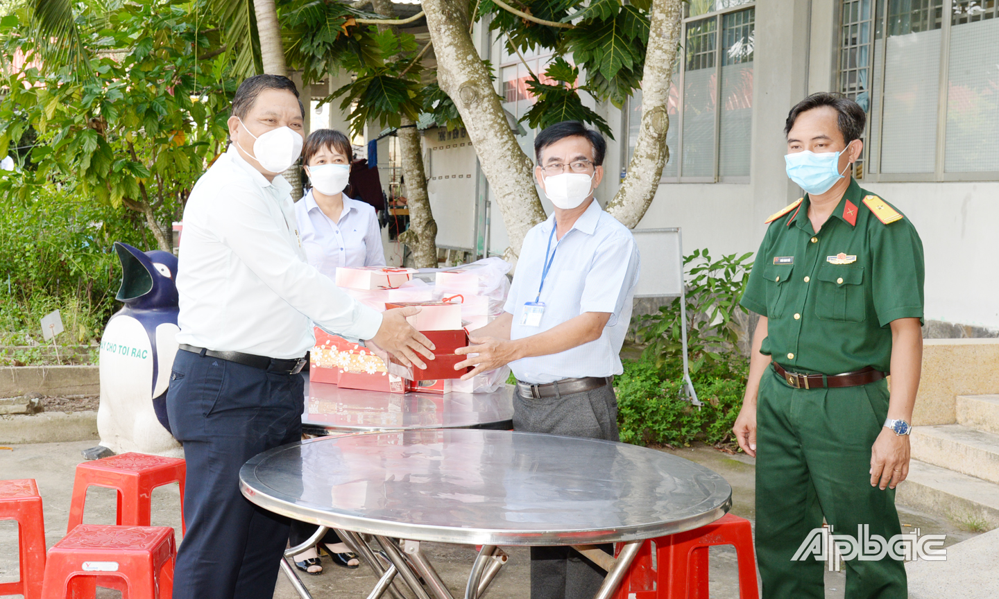 Chuyển quà đến hơn 20 trẻ F0 tại Bệnh viện dã chiến số 4 cơ sở tại Trung tâm Y tế huyện Cai Lậy