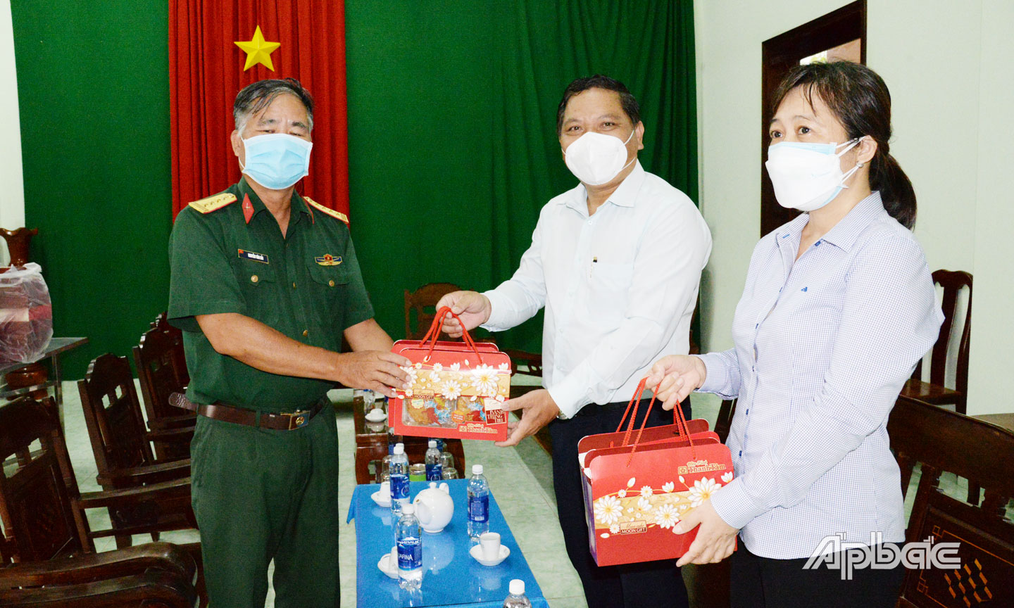 Quà trung thu được đồng chí Lý Văn Cẩm chuyển đến cho trẻ em F0 tại Bệnh viện dã chiến số 1