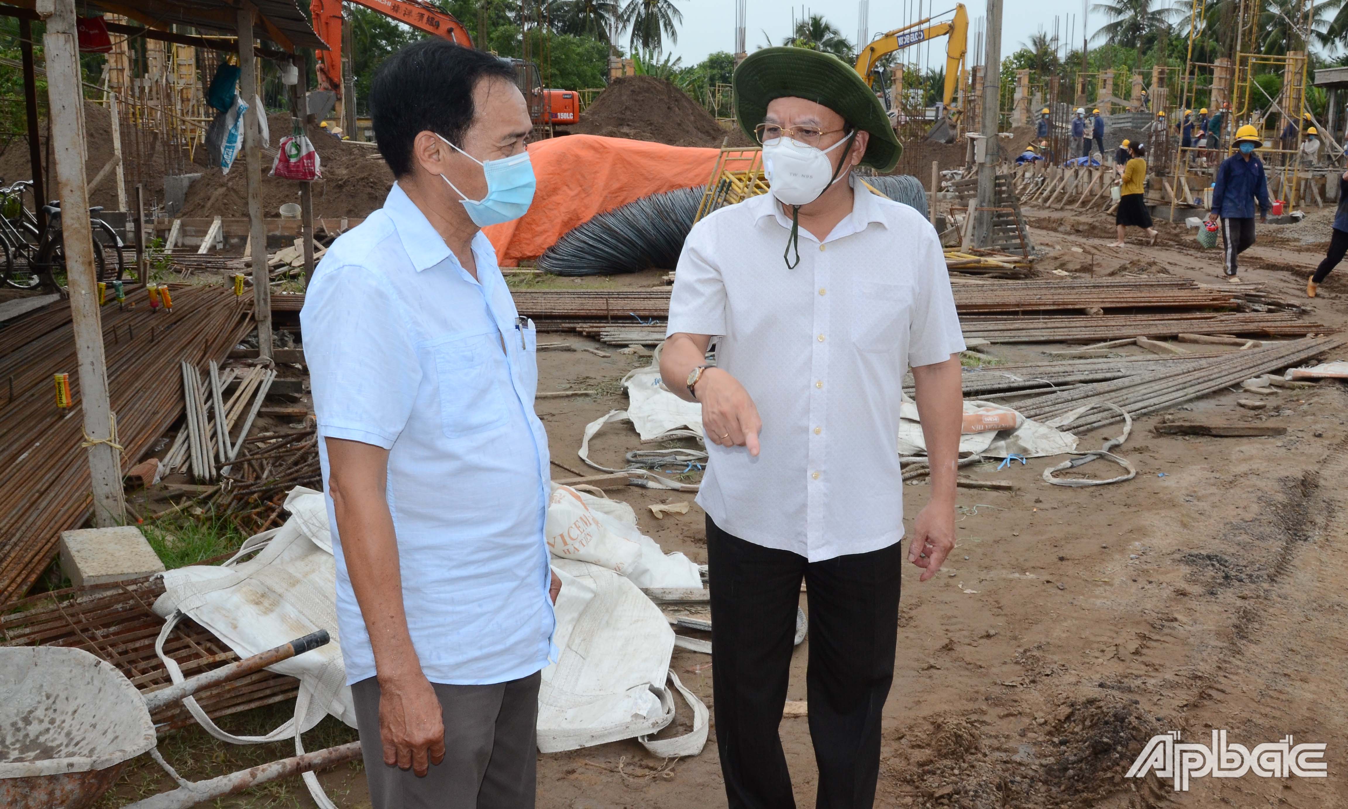 Đồng chí Phạm Văn Trọng kiểm tra tiến độ xây dựng các công trình thiết chế văn hóa phục vụ các tiêu chí huyện nông thôn mới tại huyện Gò Công Tây.