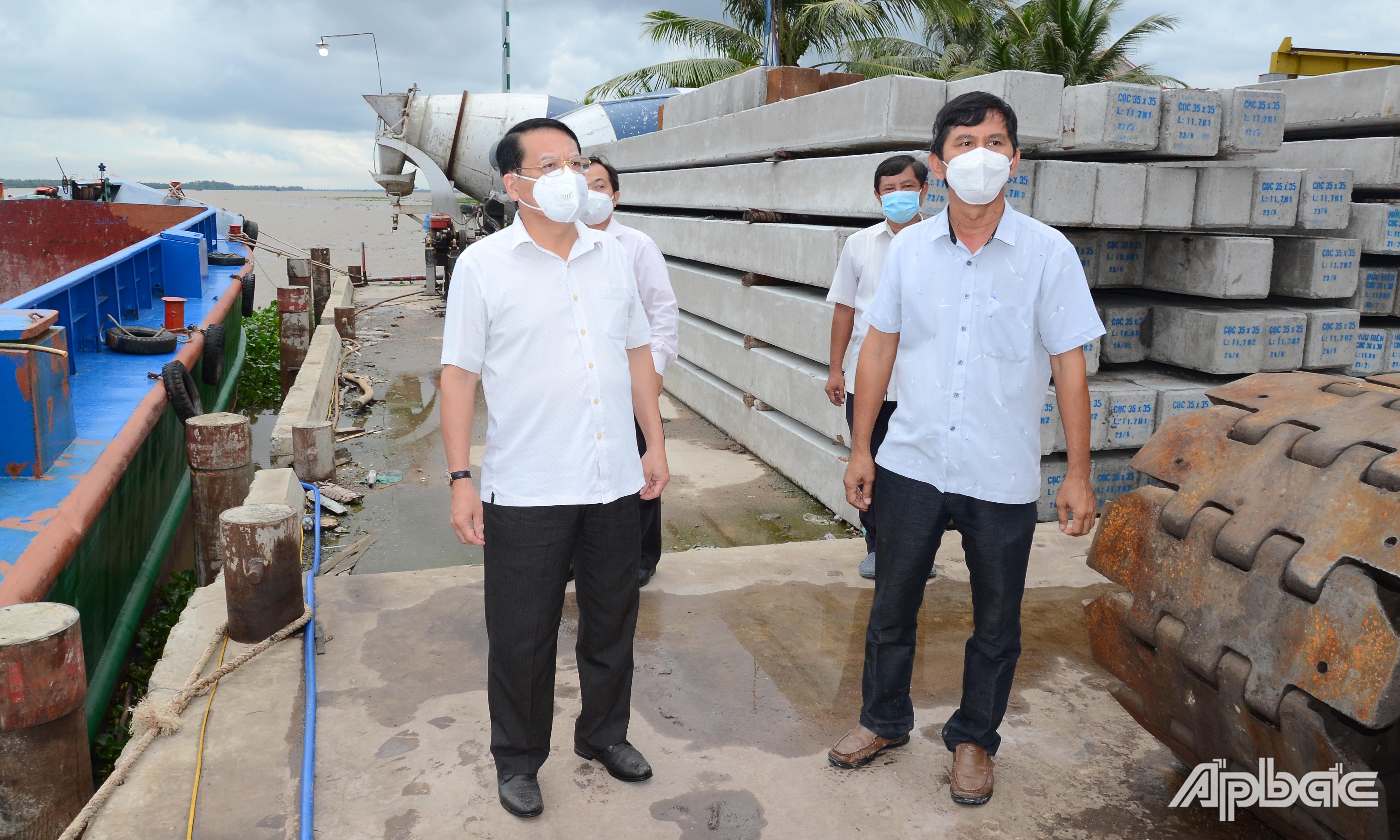 Đồng chí Phạm Văn Trọng kiểm tra tại Công ty TNHH Hữu Biên.