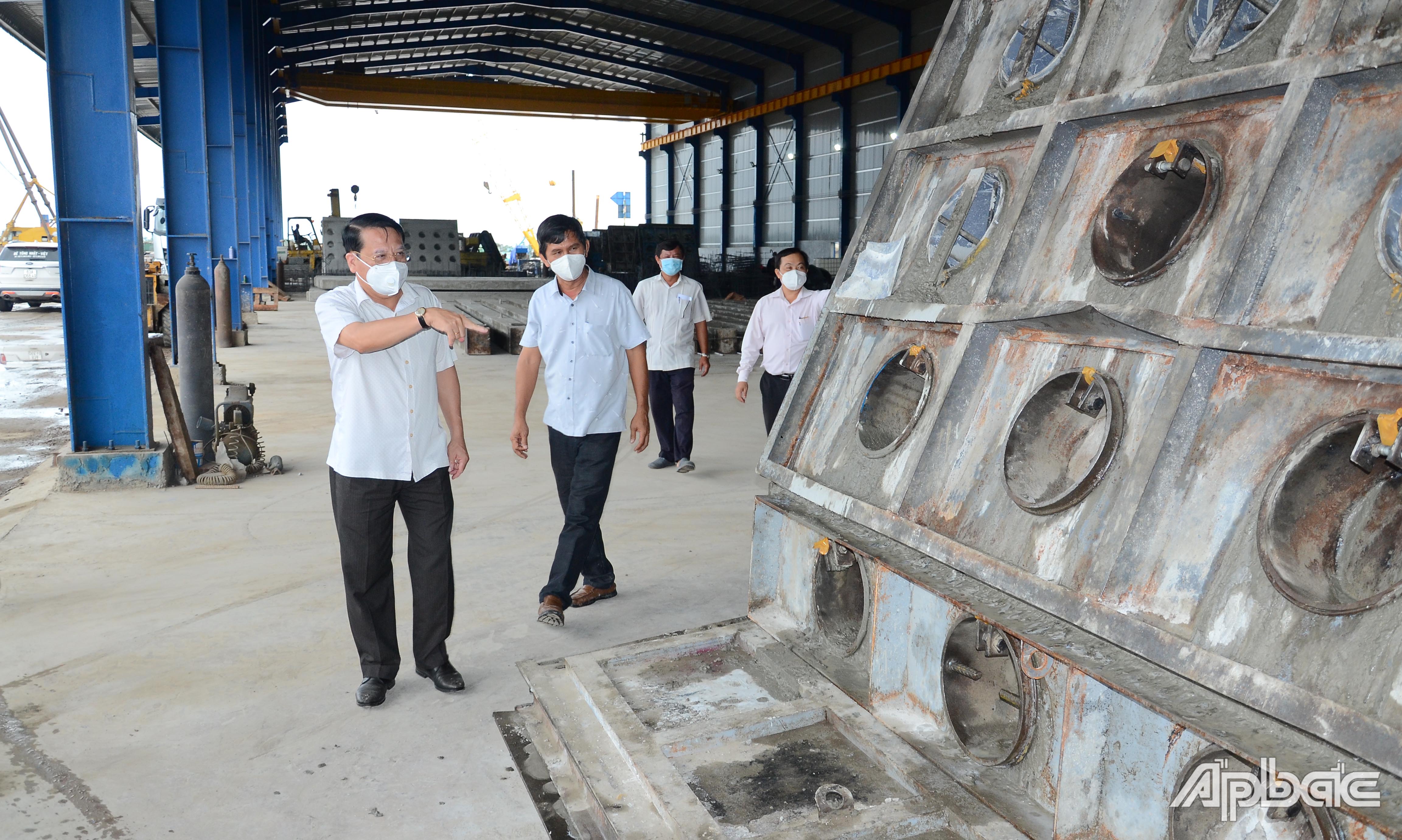 Đồng chí Phạm Văn Trọng kiểm tra tại Công ty TNHH Hữu Biên.