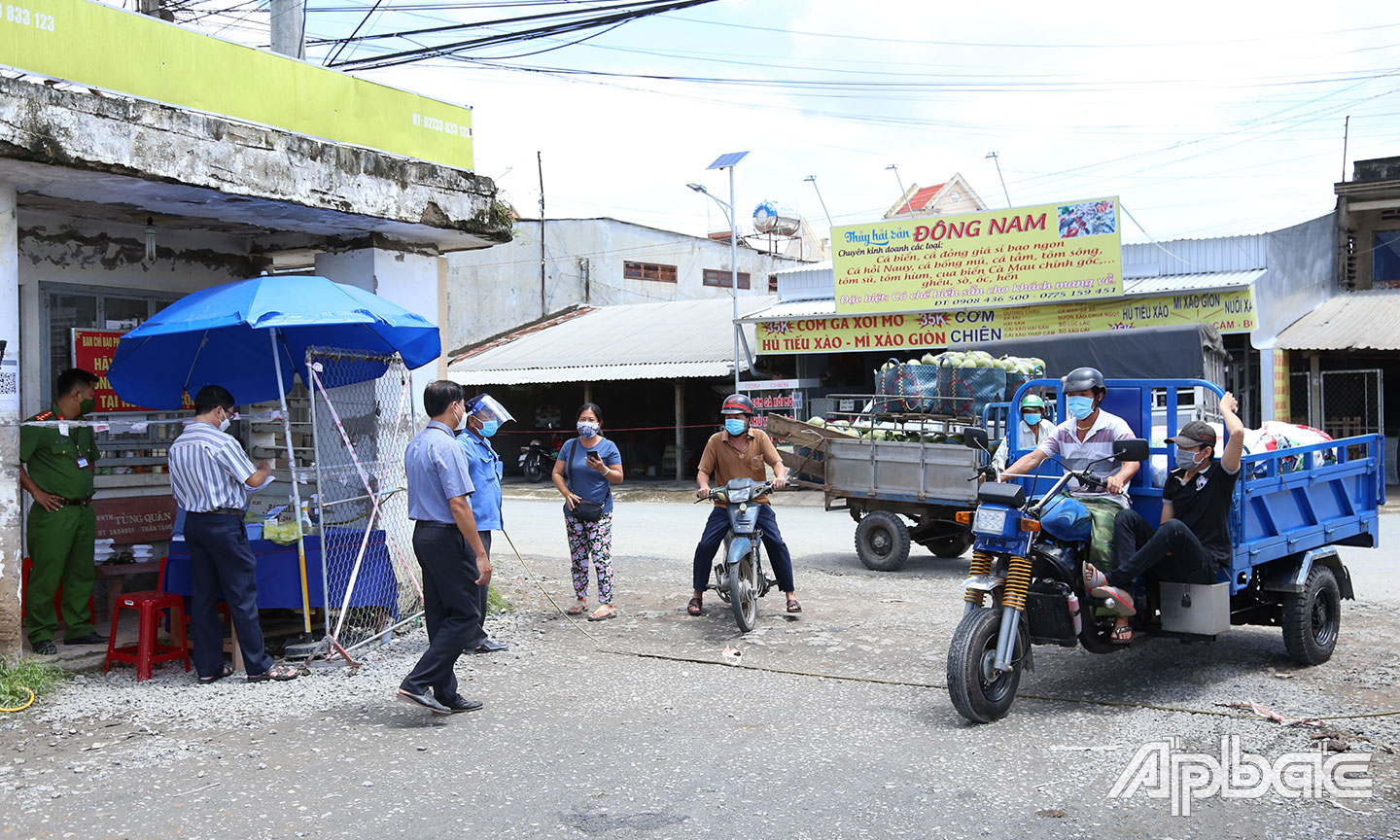 Người ra vào điểm tập kết hàng hóa tại chợ Vĩnh Kim.
