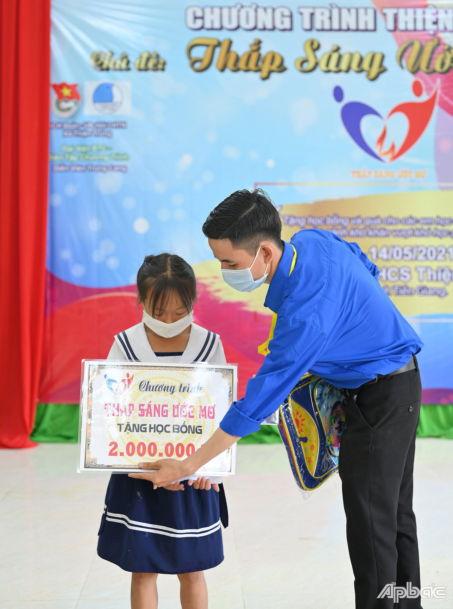 Diễn viên Trung Cang trao tặng học bổng cho các em học sinh có hoàn cảnh khó khăn tại Chương trình “Thắp sáng ước mơ” lần thứ IV ở điểm Trường TH - THCS Thiện Trung, huyện Cái Bè (ảnh do anh Cang cung cấp).