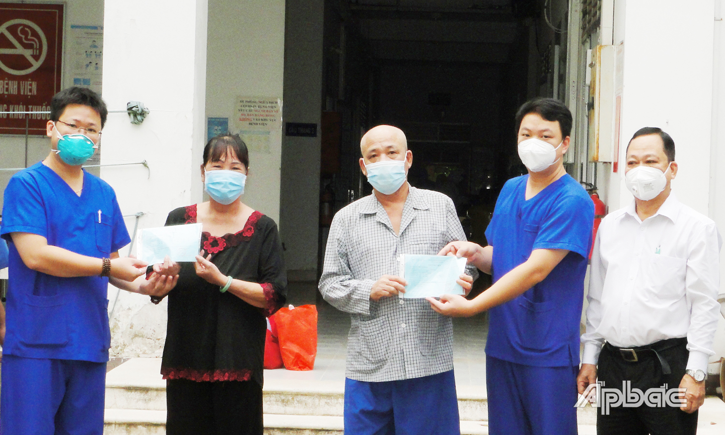 Thầy thuốc Bệnh viện dã chiến số 2 trao giấy ra viện cho 2 bệnh nhân