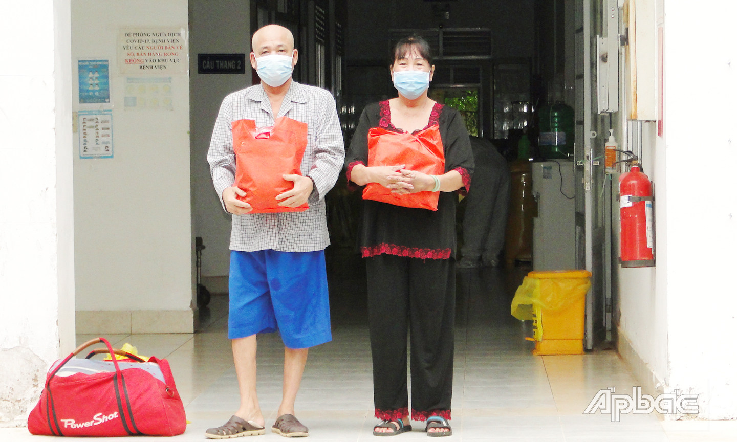 Hai bệnh nhân từng có tiên lượng rất xấu đã được xuất viện trong niềm vui của đội ngũ thầy thuốc