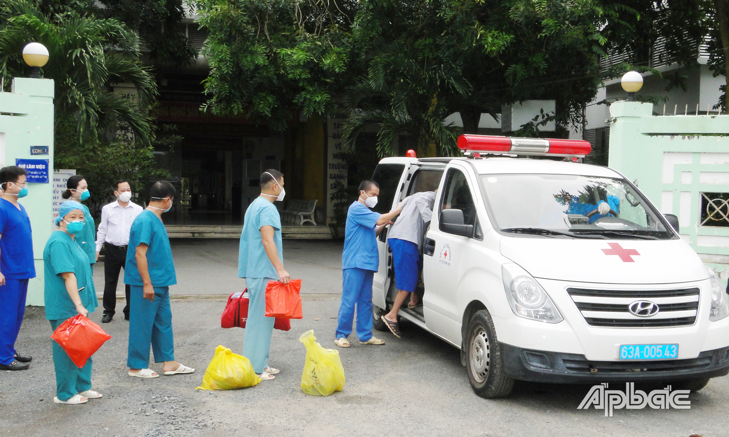 Các thầy thuốc của Đơn vị Hồi sức Covid – 19 của Bệnh viện Dã chiến số 2 và Bệnh viện Hữu Nghị tiễn 2 bệnh nhân về gia đình