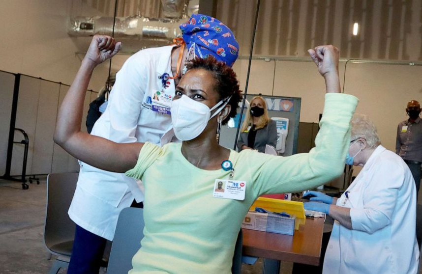 Tiêm vaccine Covid-19 đóng vai trò quan trọng để các nước dần thích ứng với cuộc sống trong điều kiện “bình thường mới” . Ảnh: ABC News