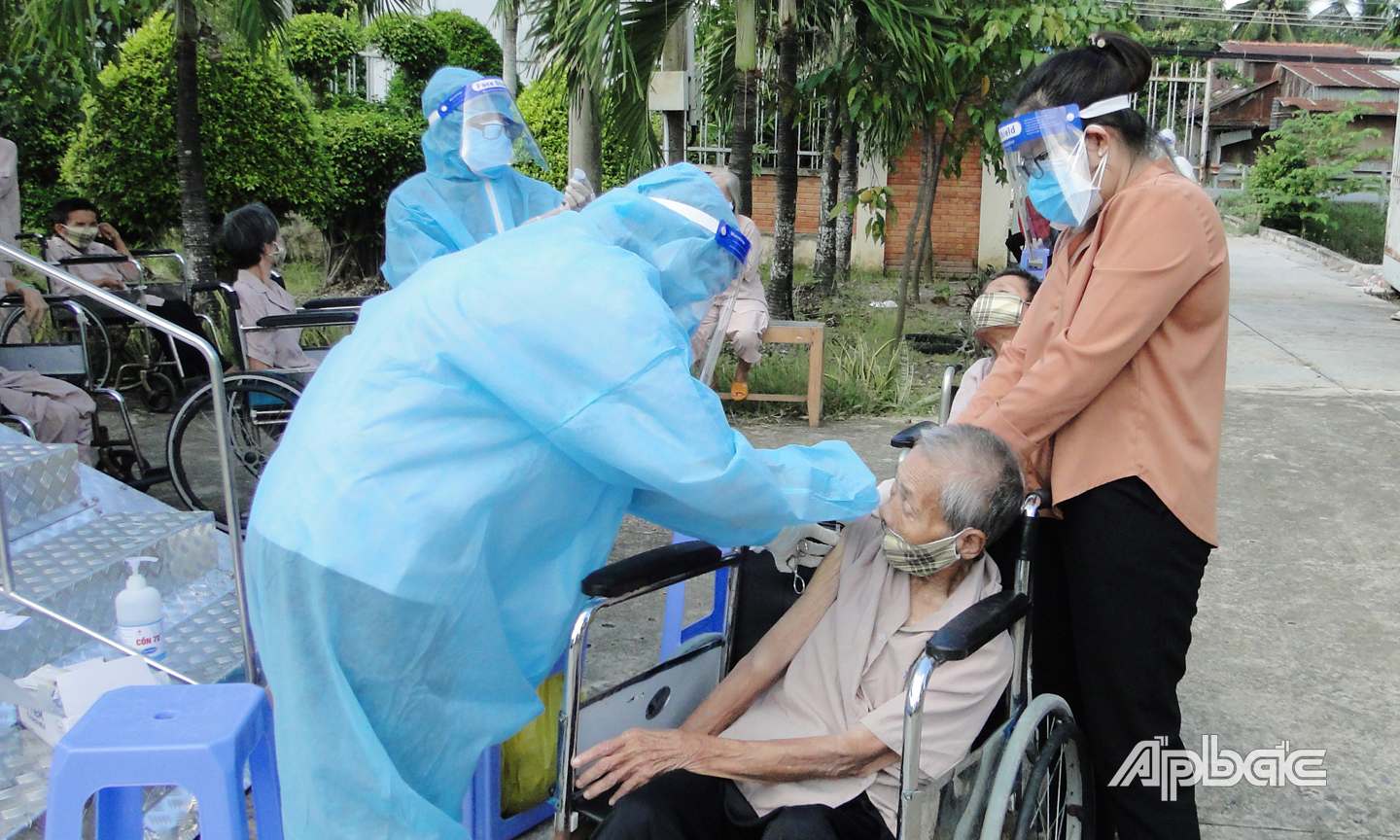 Người dân đã tiêm mũi 1 cần kiên nhẫn, chờ đến lượt được thông báo đi tiêm mũi 2