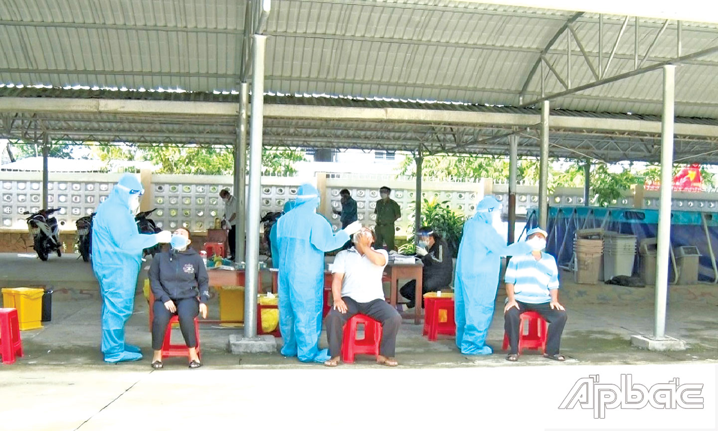 Nhân viên TTYT TX. Cai Lậy lấy mẫu xét nghiệm test nhanh kháng nguyên SARS-CoV-2 cho người dân phường 4.