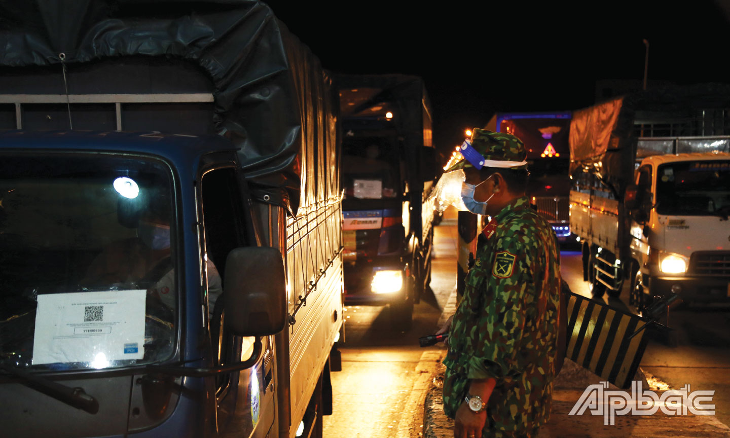 Dưới ánh đèn pha vàng vọt, lực lượng Quân đội quyết tâm  không bỏ sót, để lọt trường hợp qua chốt trái phép.