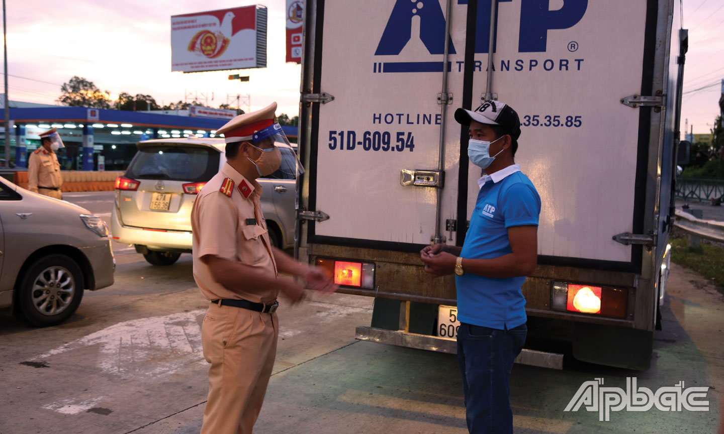 Tài xế lợi dụng cán bộ, chiến sĩ trực chốt mệt mỏi lúc  trời chưa sáng để chở hàng tấn hóa chất không hóa đơn chứng từ 