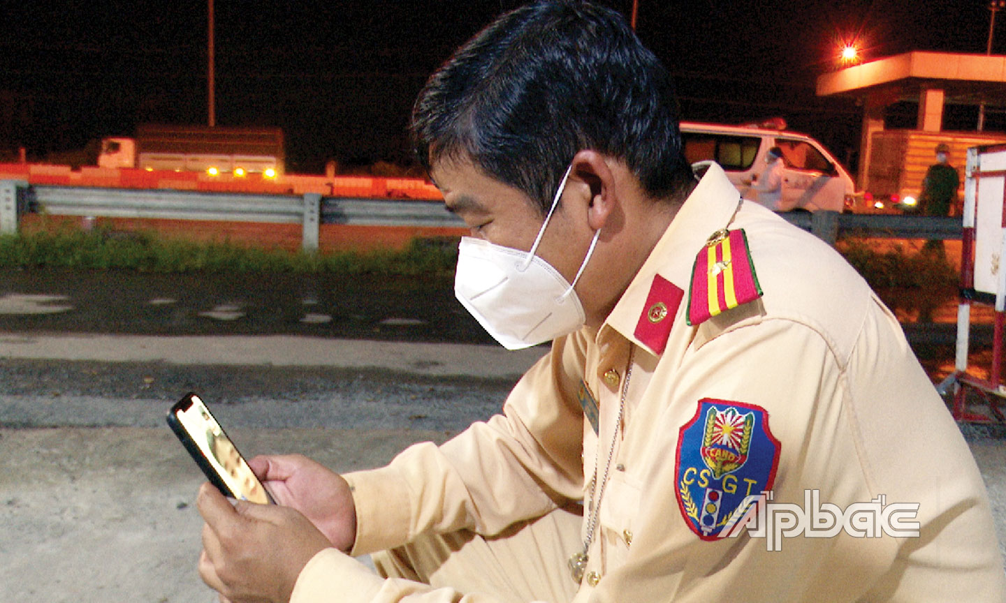 Còn nguyên sắc phục  trên vai,  Thiếu tá Nguyễn Thanh Tuấn tranh thủ  vừa ra ca  gọi về  cho gia đình.