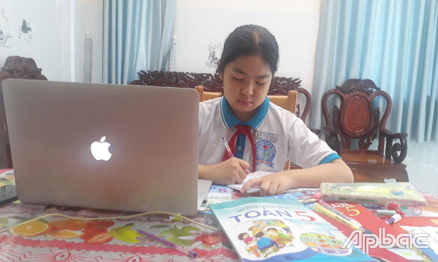 Học sinh Trường Tiểu học Lê Quý Đôn, TP. Mỹ Tho học trực tuyến. 