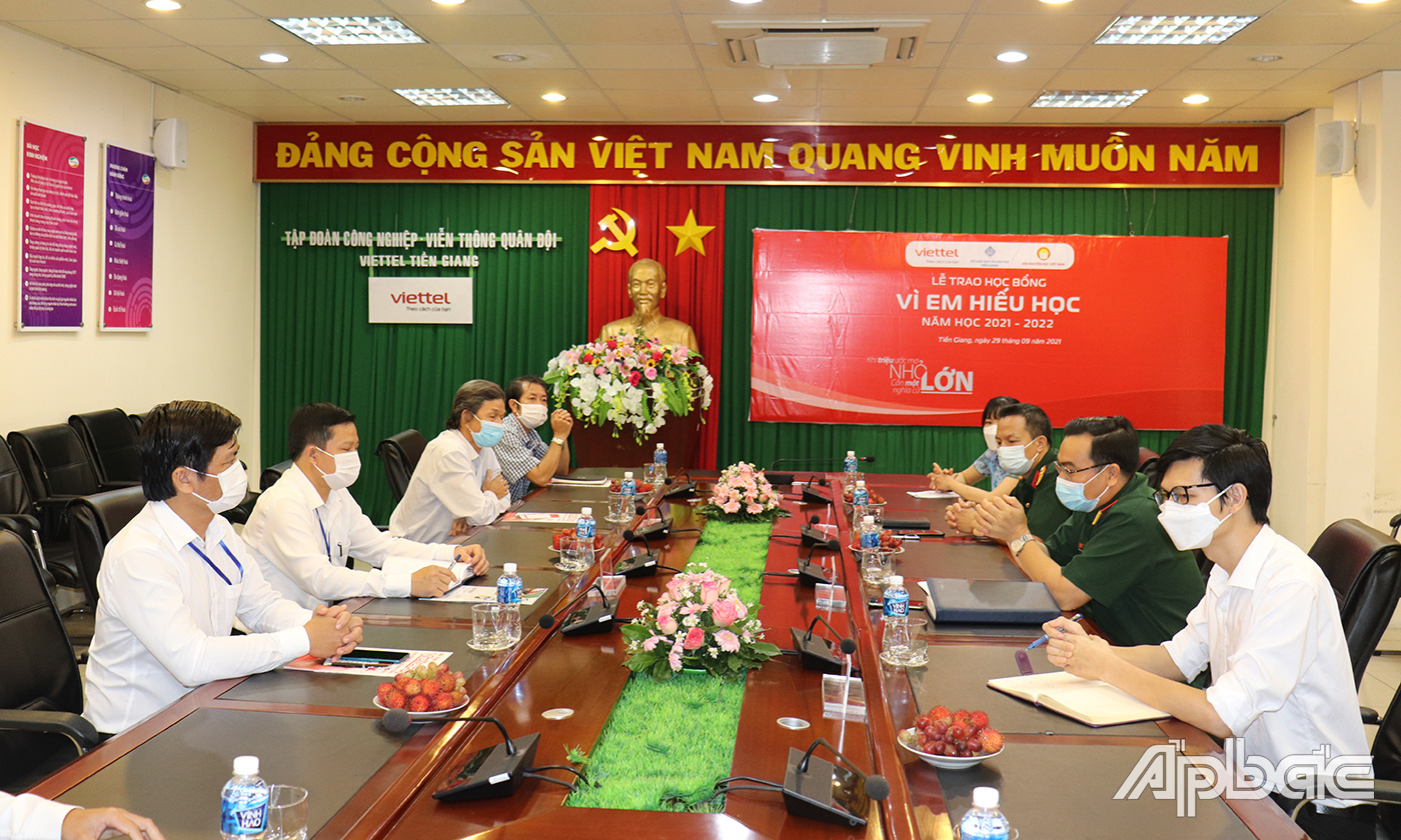Quang cảnh buổi lễ chương trình trao học bổng 
