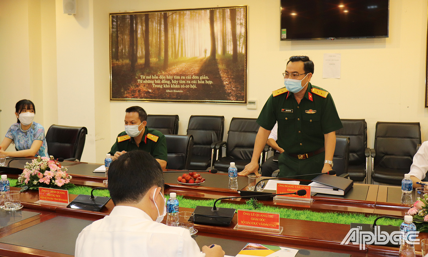 Đại tá Hoàng Văn Hùng, Giám đốc Viettel Tiền Giang báo cáo những đóng góp của tập đoàn Viettel Tiền Giang đối với sự nghiệp giáo dục tỉnh nhà.