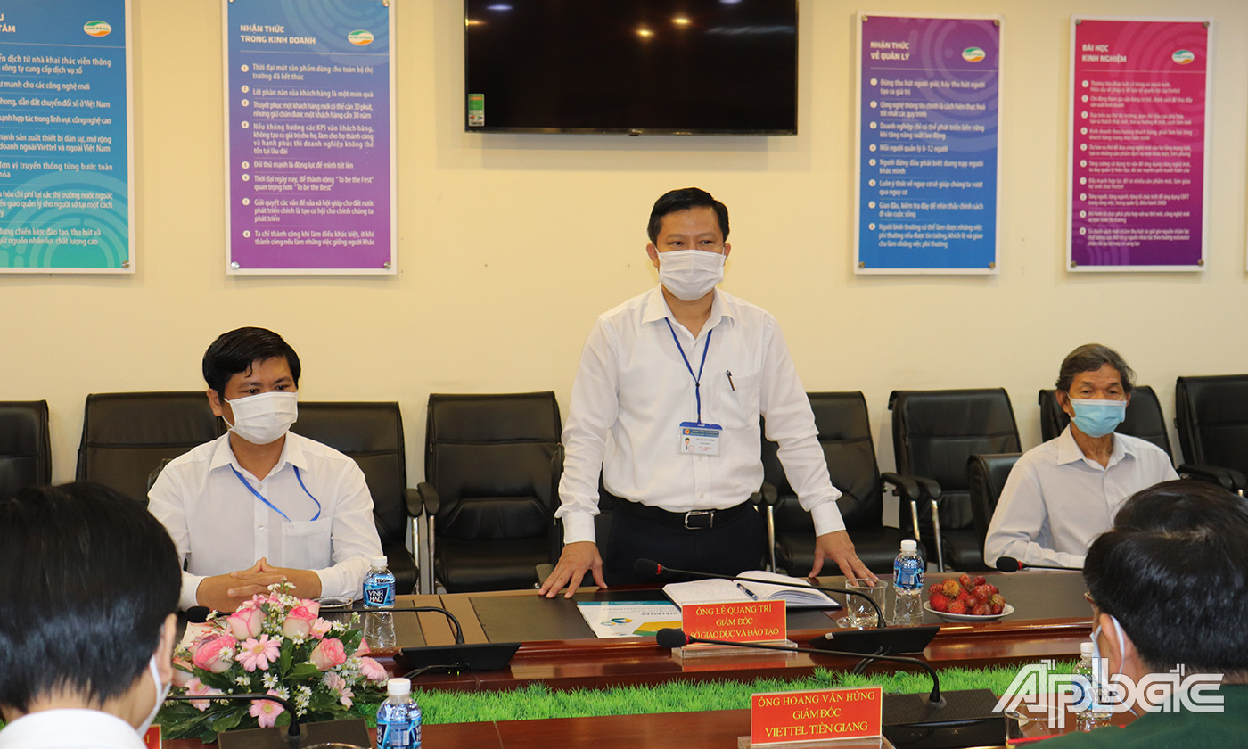 Giám đốc Sở GD&ĐT tỉnh Lê Quang Trí phát biểu trong chương trình trao học bổng 