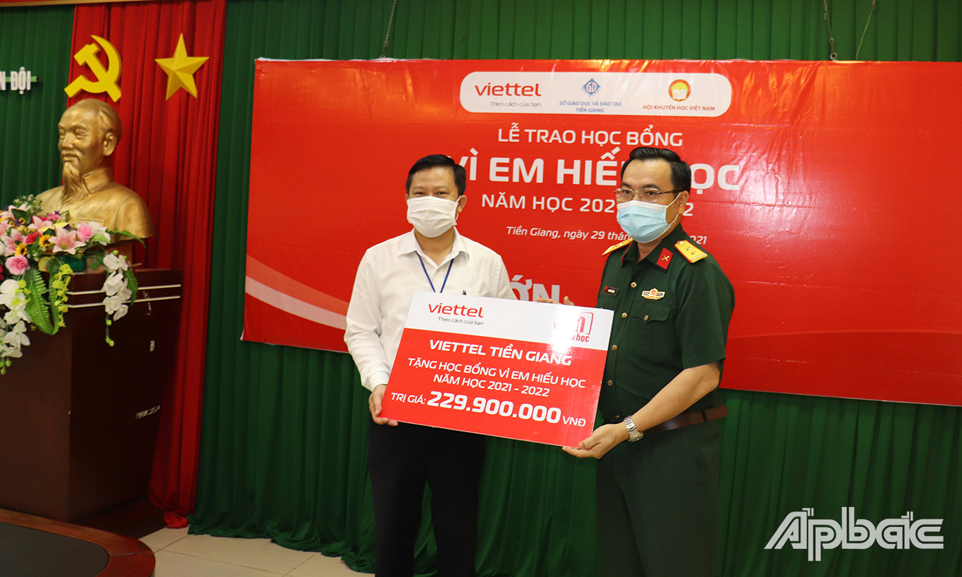 Đại diện Tập đoàn Viettel Tiền Giang trao học bổng 
