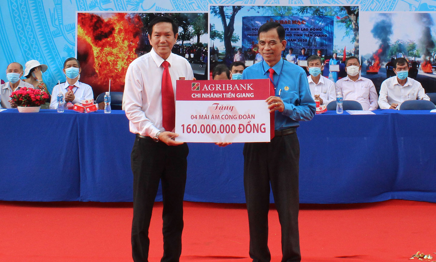 Lãnh đạo Agribank Tiền Giang trao biển tượng trưng 4 căn nhà cho Lãnh đạo LĐLĐ tỉnh