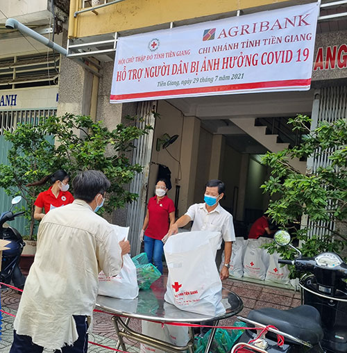 Thông qua Hội chữ Thập đỏ tỉnh, Agribank Tiền Giang đã hỗ trợ kịp thời cho những hoàn cảnh khó khăn nhân “Tháng Nhân đạo” và bà con không có việc làm, cơ nhỡ khi dịch bệnh Covid-19 hoành hành bằng những phần quà thiết thực.