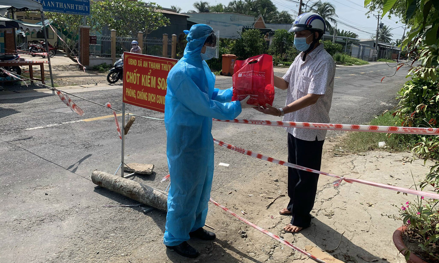 Agribank Tiền Giang trao qua tại chốt kiểm soát dịch Covid-19.