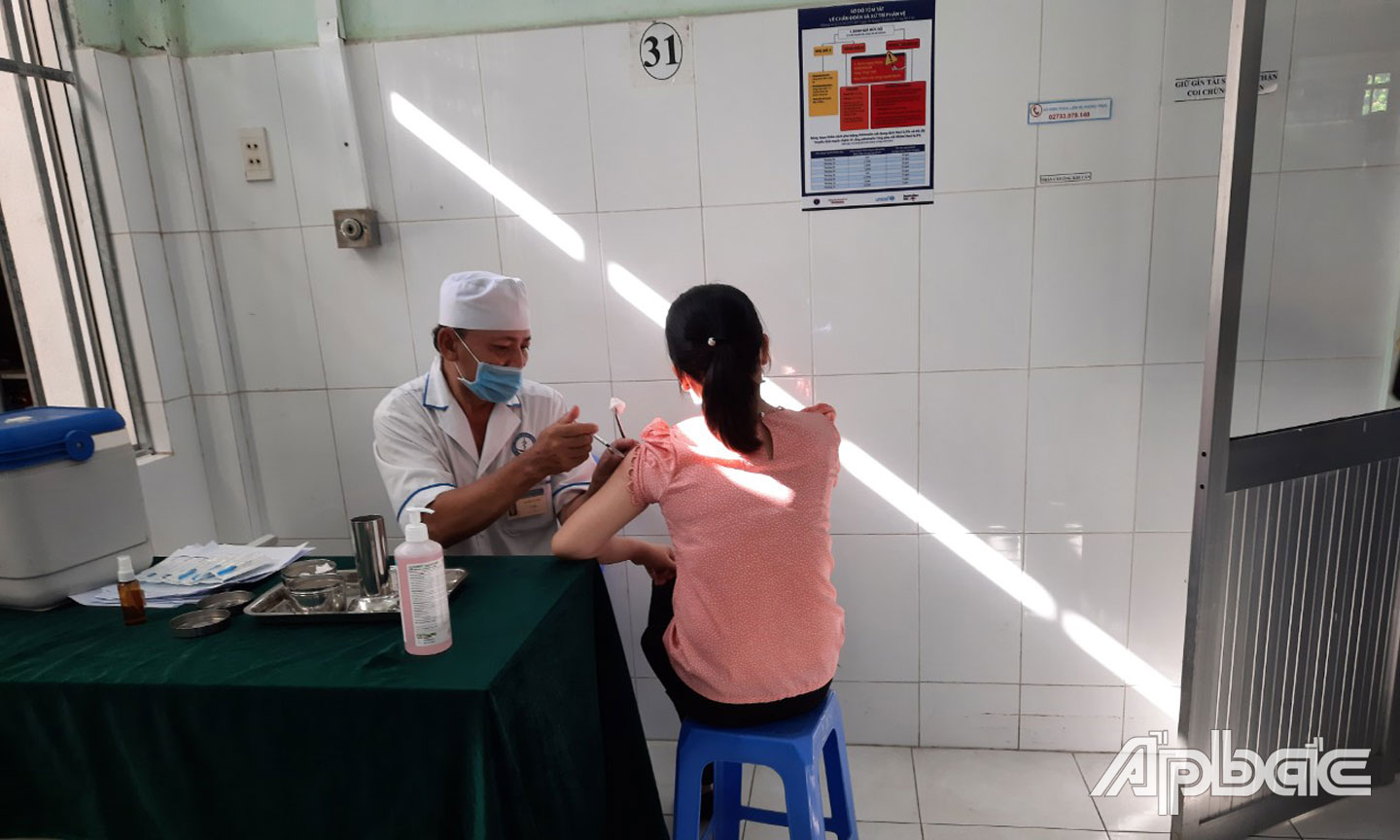 Phụ nữ mang thai có nhiều khả năng mắc bệnh nặng hơn khi bị nhiễm&nbsp;Covid-19 so với những người không mang thai nên tiêm vắc xin Covid-19 để chủ động bảo vệ thai kỳ an toàn.