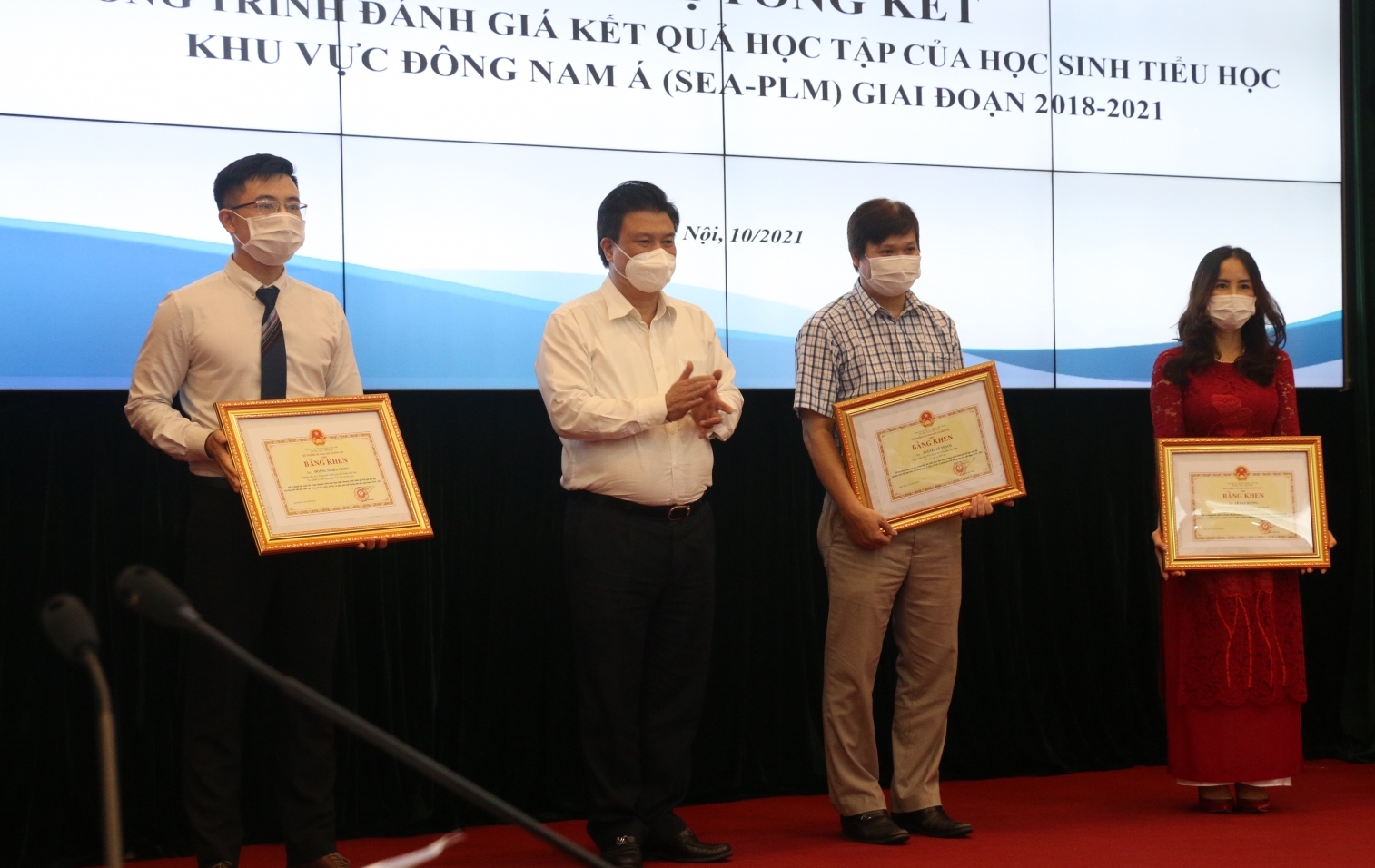 Tại Hội nghị, Thứ trưởng Nguyễn Hữu Độ trao bằng khen của Bộ GD&ĐT cho các cá nhân có thành tích xuất sắc trong hoạt động SEA PLM 2019 và đánh giá chất lượng giáo dục giai đoạn 2018-2021