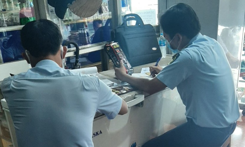 Lực lượng QLTT kiểm tra cơ sở kinh doanh cà phê giả mạo nhãn hiệu.