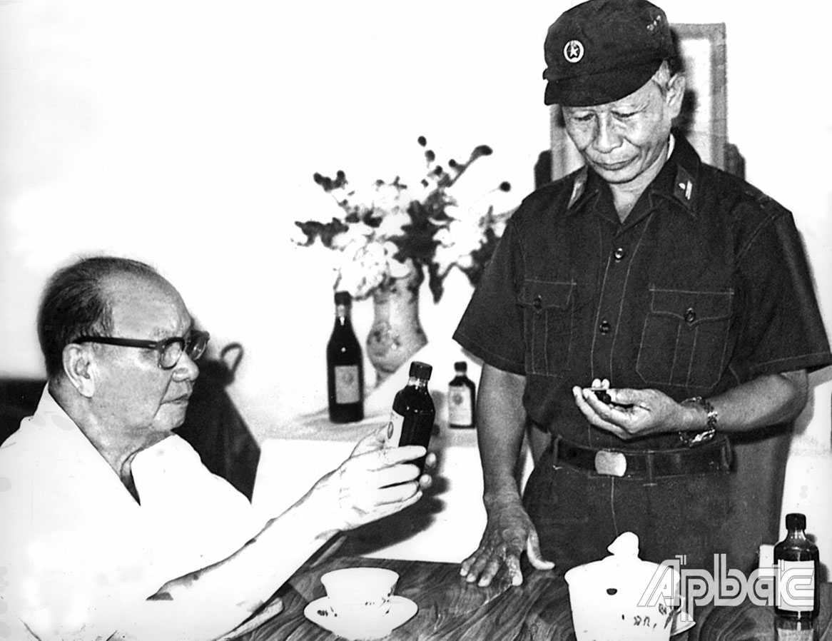 Đại tá Trần Văn Dược giới thiệu với Tổng Bí thư Trường Chinh các sản phẩm của Trung tâm Dược liệu Quân khu 9.