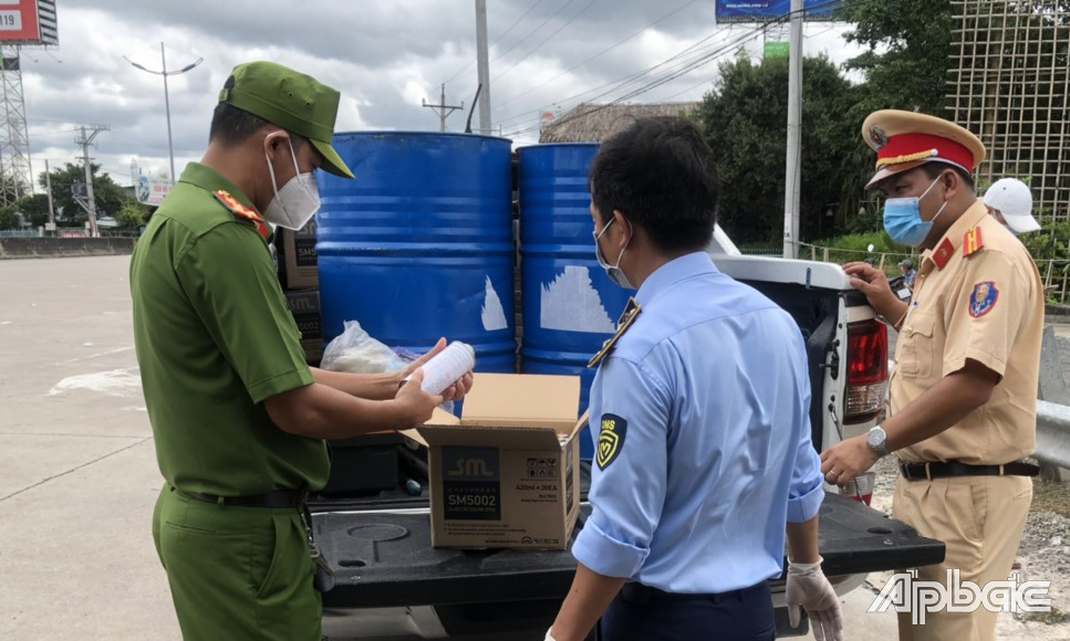 Lực lượng chức năng kiểm tra phương tiện chở hàng hóa vi phạm.