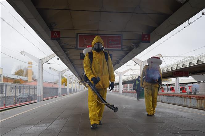 Phun thuốc khử trùng nhằm ngăn chặn COVID-19 tại ga tàu hỏa ở Moskva, Nga, ngày 19/10. Ảnh: THX/TTXVN