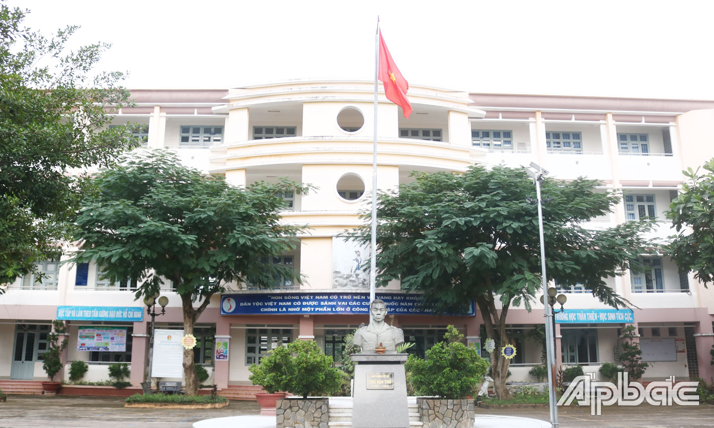 Tượng Anh hùng LLVT nhân dân Trừ Văn Thố được đặt trang trọng trong khuôn viên Trường THCS Trừ Văn Thố, tọa lạc phường 1, TX. Cai Lậy.                                                                                                                                                                                               Ảnh: QUẾ NGÂN