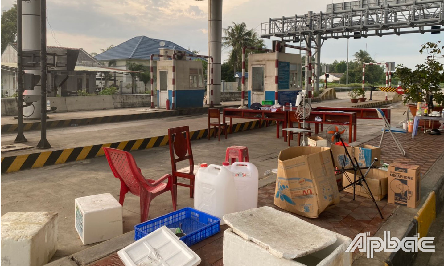 Chốt cầu Mỹ Lợi (huyện Gò Công Đông) được tháo dỡ từ chiều 29-10.