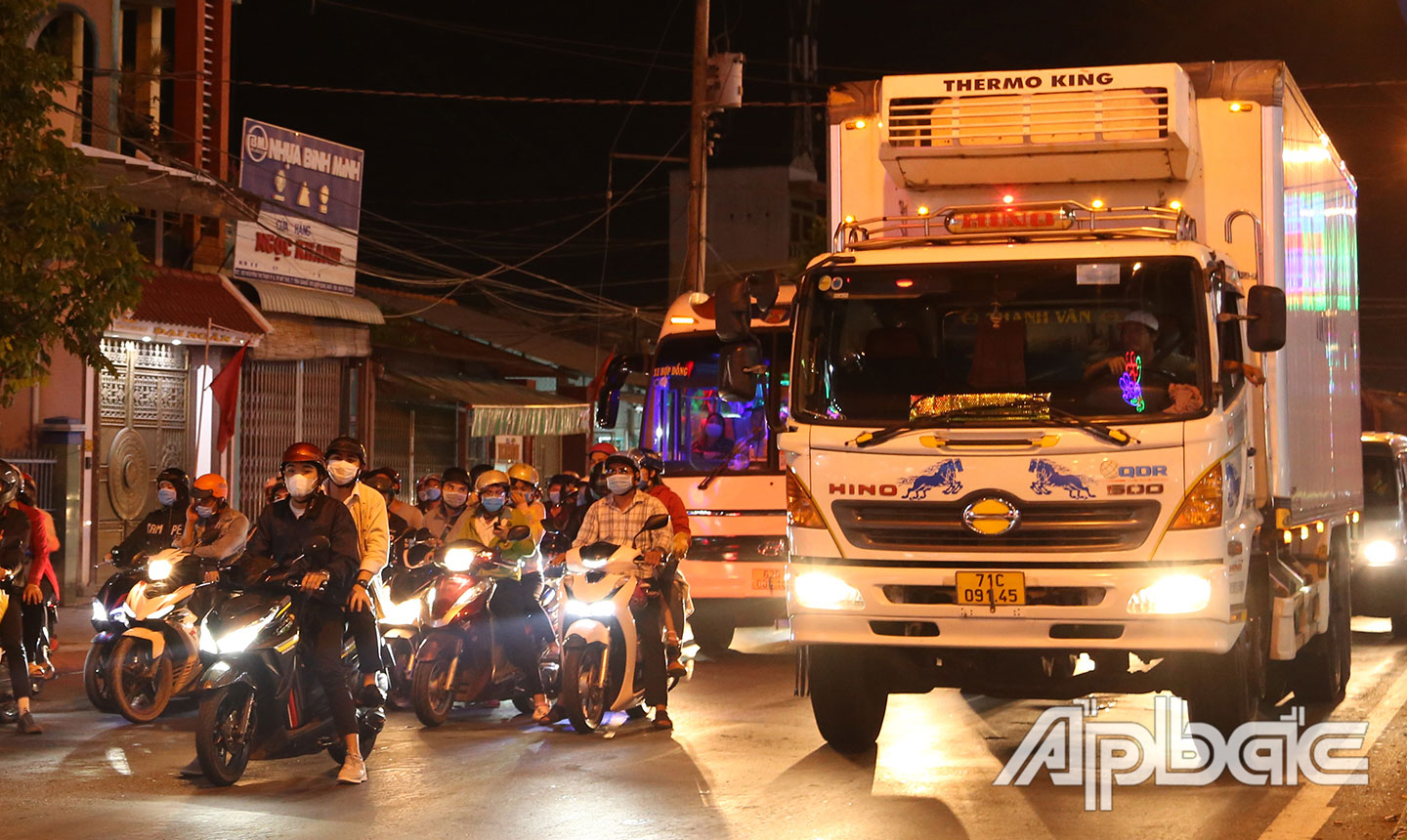 Giá xăng dầu tăng không chỉ làm khó doanh nghiệp, mà còn cả người dân.
