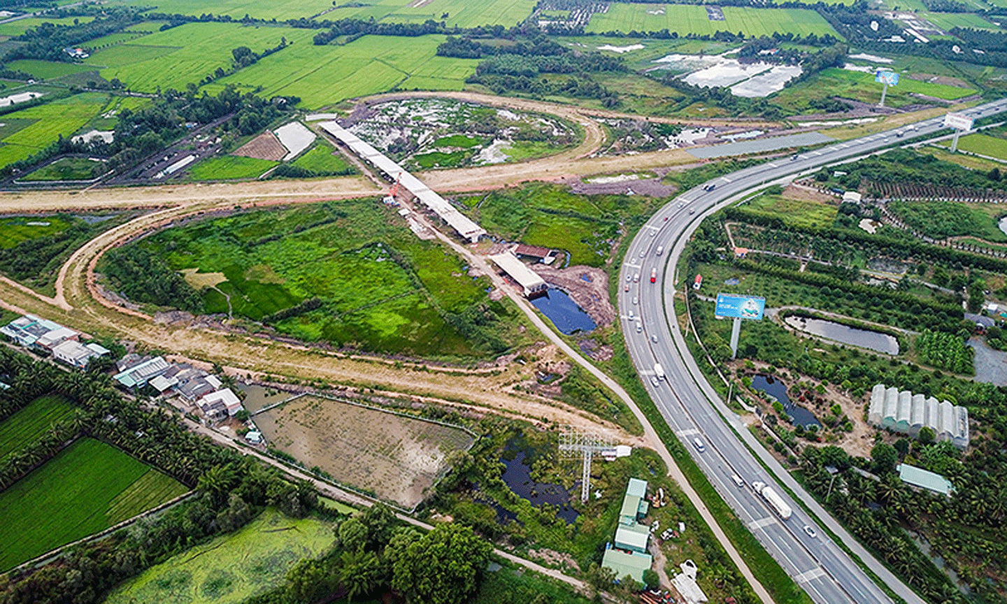 Nút cao tốc Trung Lương - Mỹ Thuận nối với cao tốc TP Hồ Chí Minh - Trung Lương tại huyện Châu Thành, Tiền Giang. Ảnh: QUỲNH TRẦN