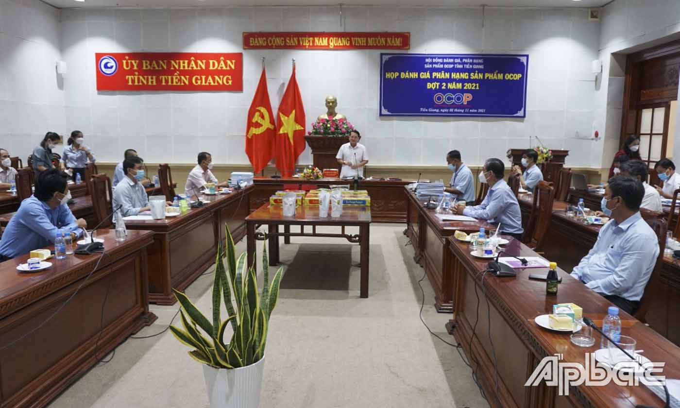 Các thành viên Hội đồng làm việc tại cuộc họp.