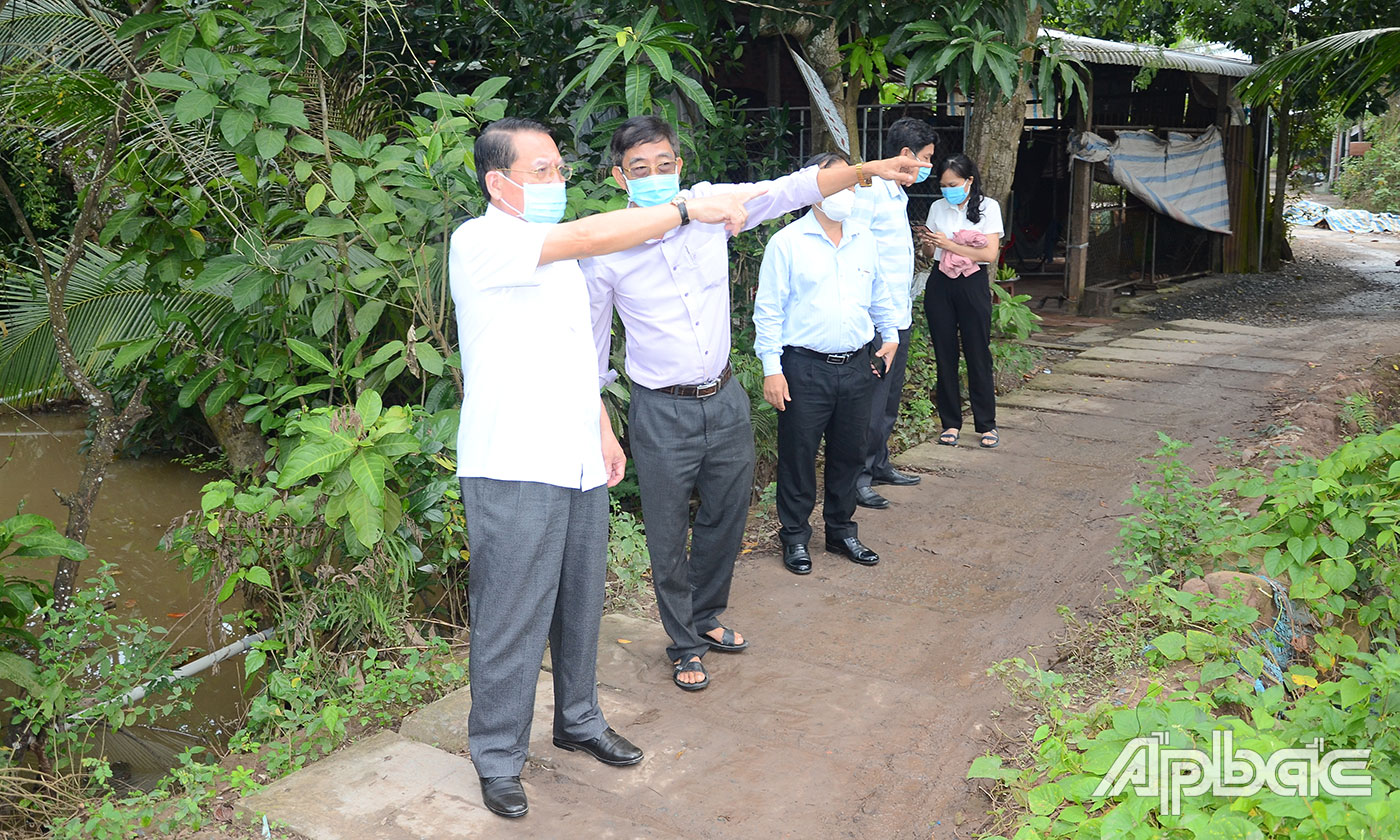 Đồng chí Phạm Văn Trọng khảo sát thực tế đường tỉnh 864 đoạn qua huyện Cái Bè.