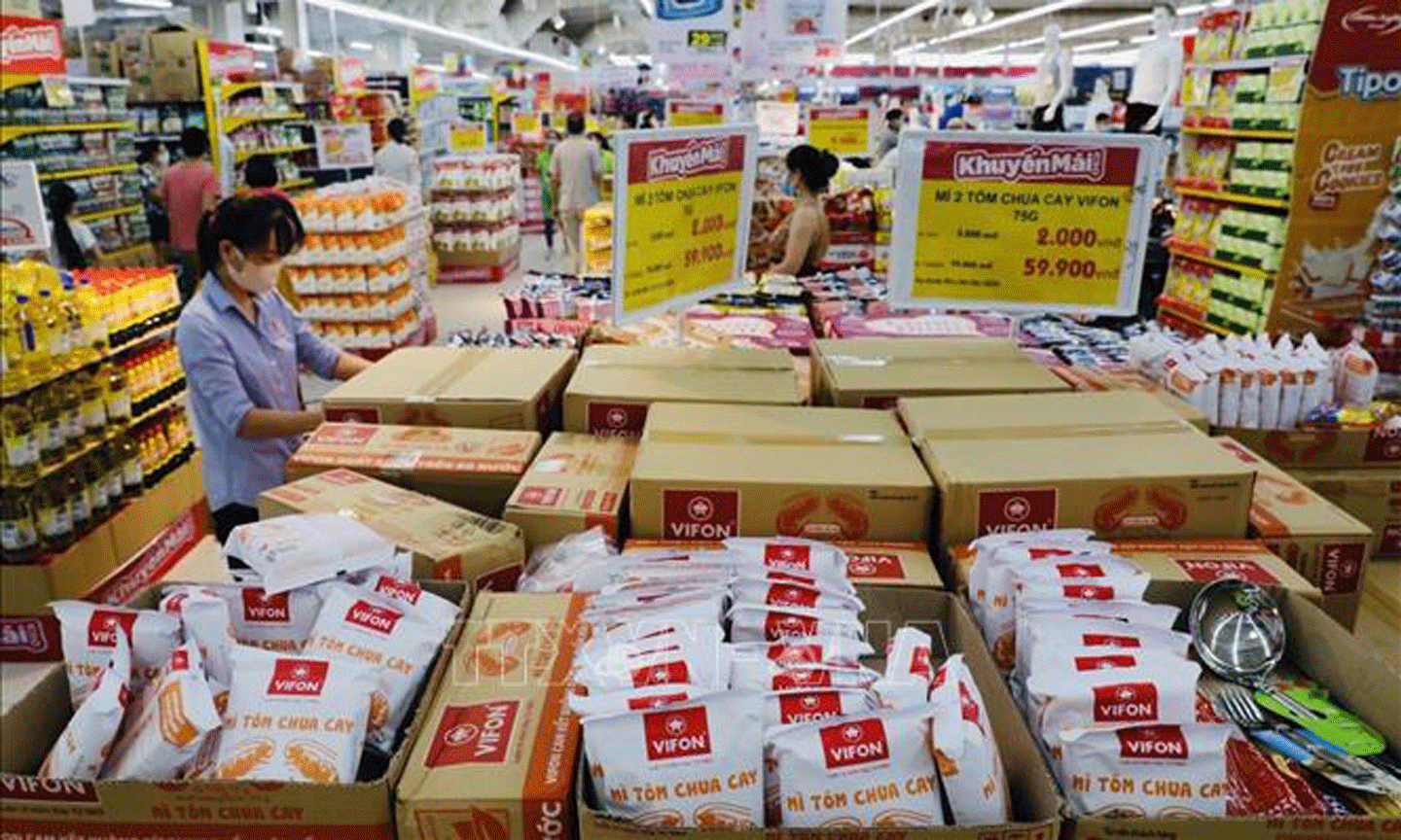 Khách mua sắm tại siêu thị Big C Thăng Long. Ảnh: Trần Việt/TTXVN