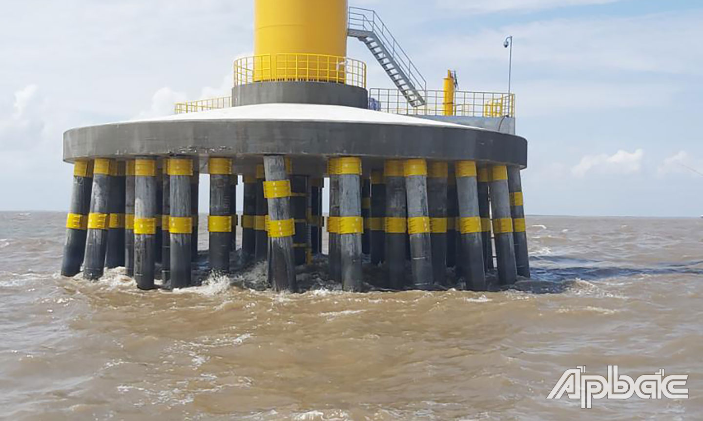 Cọc bảo vệ trụ điện gió số 12 bị hư hỏng một phần sau cú va chạm của xà lan OLYMPIC XEMPAKUNG (ảnh 01 và 02). Xà lan được kéo ra khỏi khu vực va chạm (03 và 04)