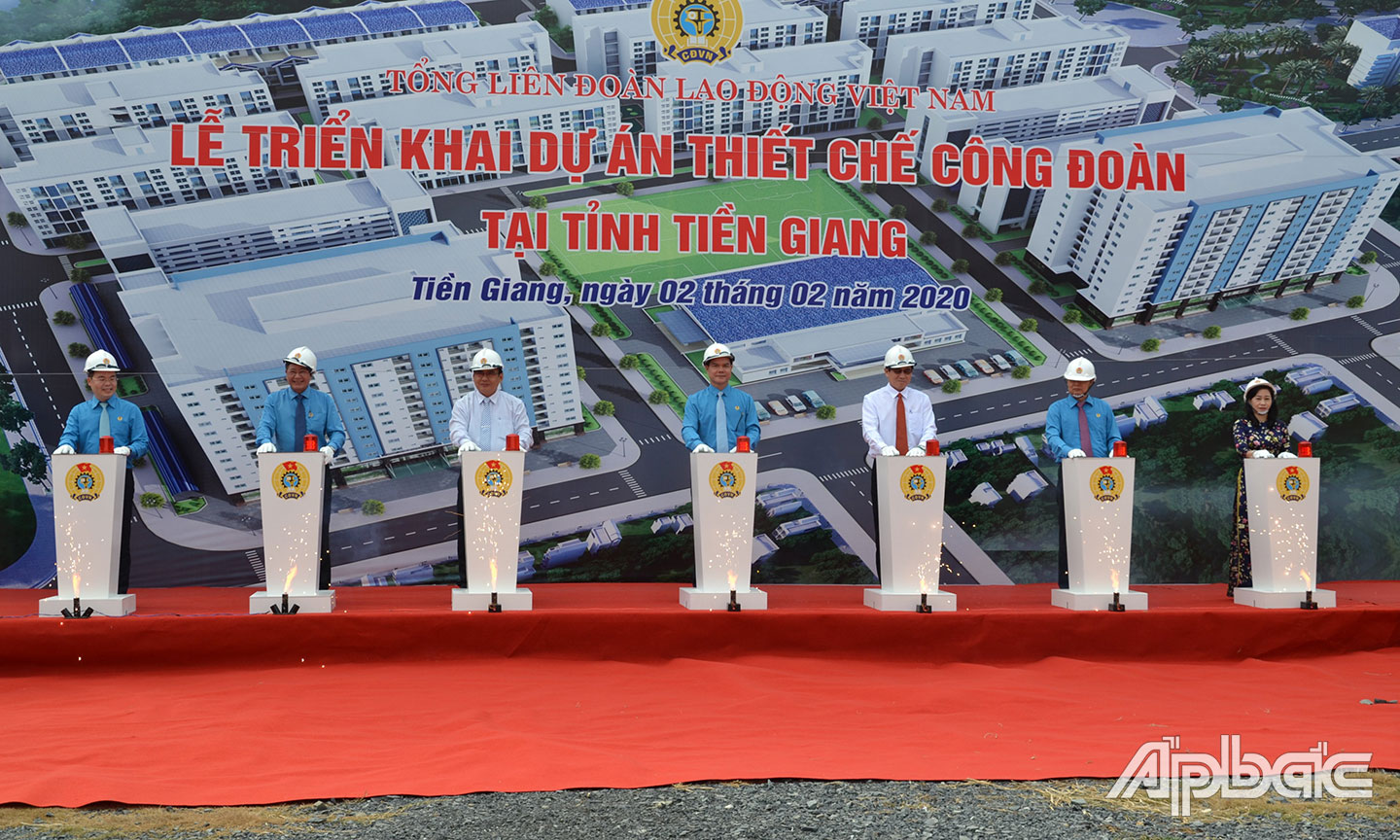 Lễ triển khai Dự án Thiết chế Công đoàn tại ấp Bình Tạo, xã Trung An, TP. Mỹ Tho, tỉnh Tiền Giang vào tháng 2-2020. Ảnh: Minh Thành