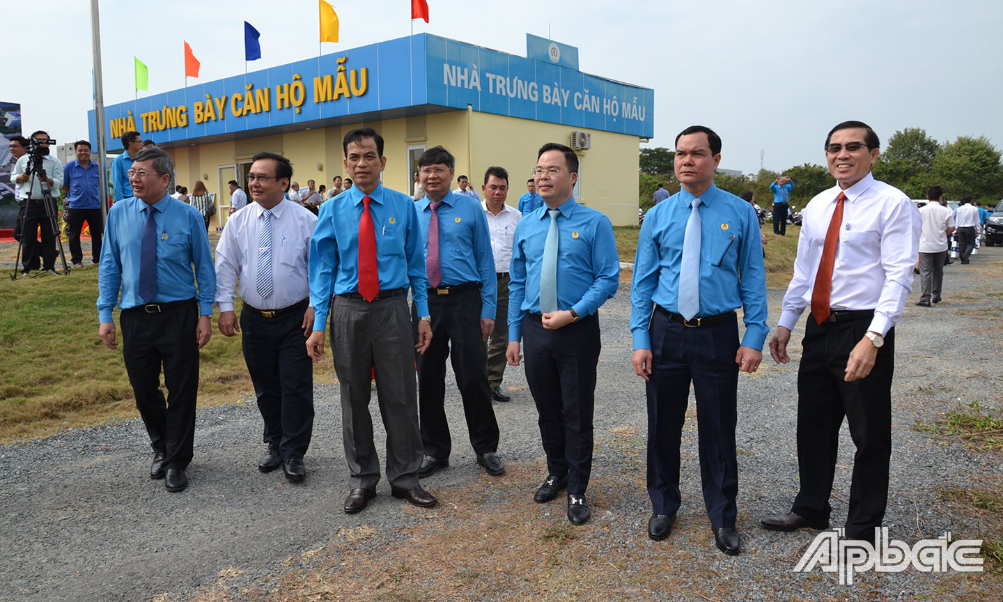 Lãnh đạo Tổng LĐLĐ Việt Nam cùng lãnh đạo tỉnh Tiền Giang và LĐLĐ tỉnh Tiền Giang tham quan nhà trưng bày căn hộ mẫu và khu đất xây dựng thiết chế Công đoàn tại Tiền Giang vào tháng 2-2020. Ảnh: Minh Thành