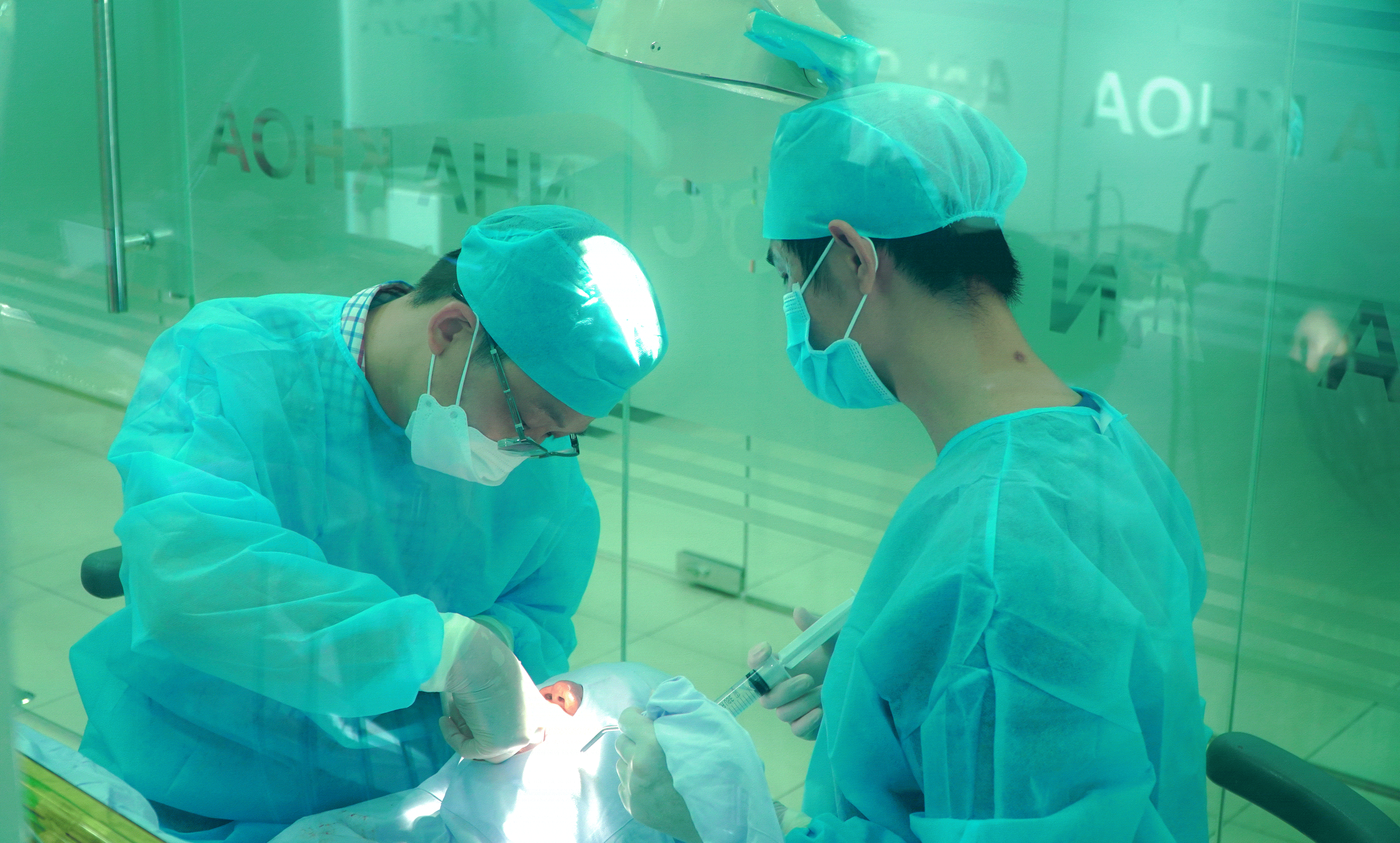 Khách hàng được điều trị trong phòng nha riêng biệt, đảm bảo điều kiện vô trùng.