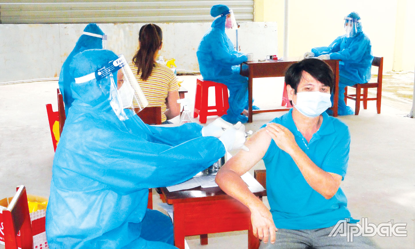 Tiền Giang phấn đấu trong tháng 11-2021 tiêm hoàn tất mũi 1 vắc xin Covid-19 cho 100% người dân từ 18 tuổi trở lên. Ảnh: HẠNH NGA