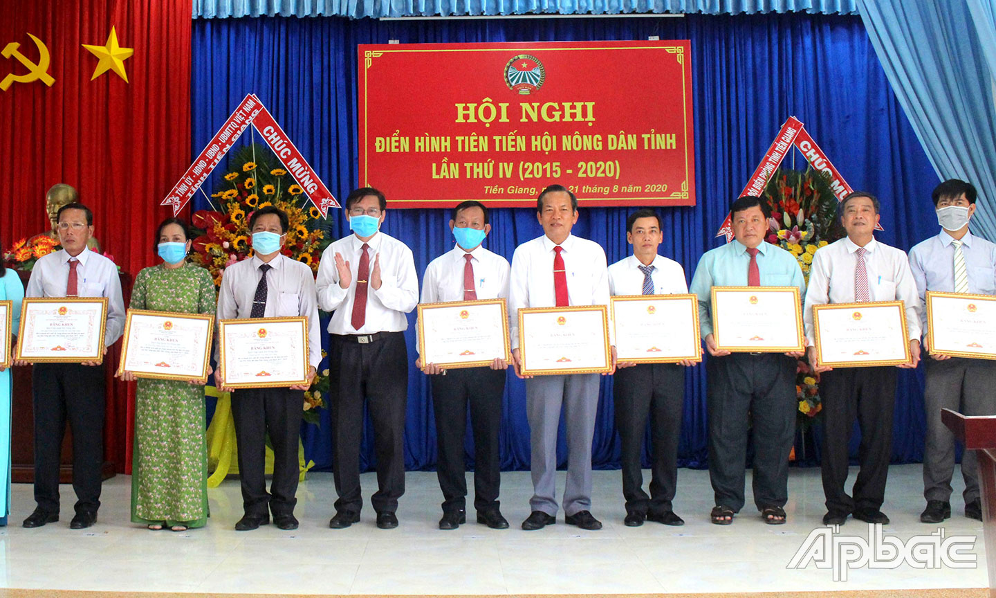 Hội Nông dân xã Bình Phục Nhứt (thứ 2 bên trái qua) được Ban Chấp hành Hội Nông dân tỉnh Tiền Giang tặng Bằng khen vì đã có thành tích xuất sắc trong phong trào thi đua yêu nước giai đoạn 2015 - 2020 (ảnh chụp ngày 21-8-2020).