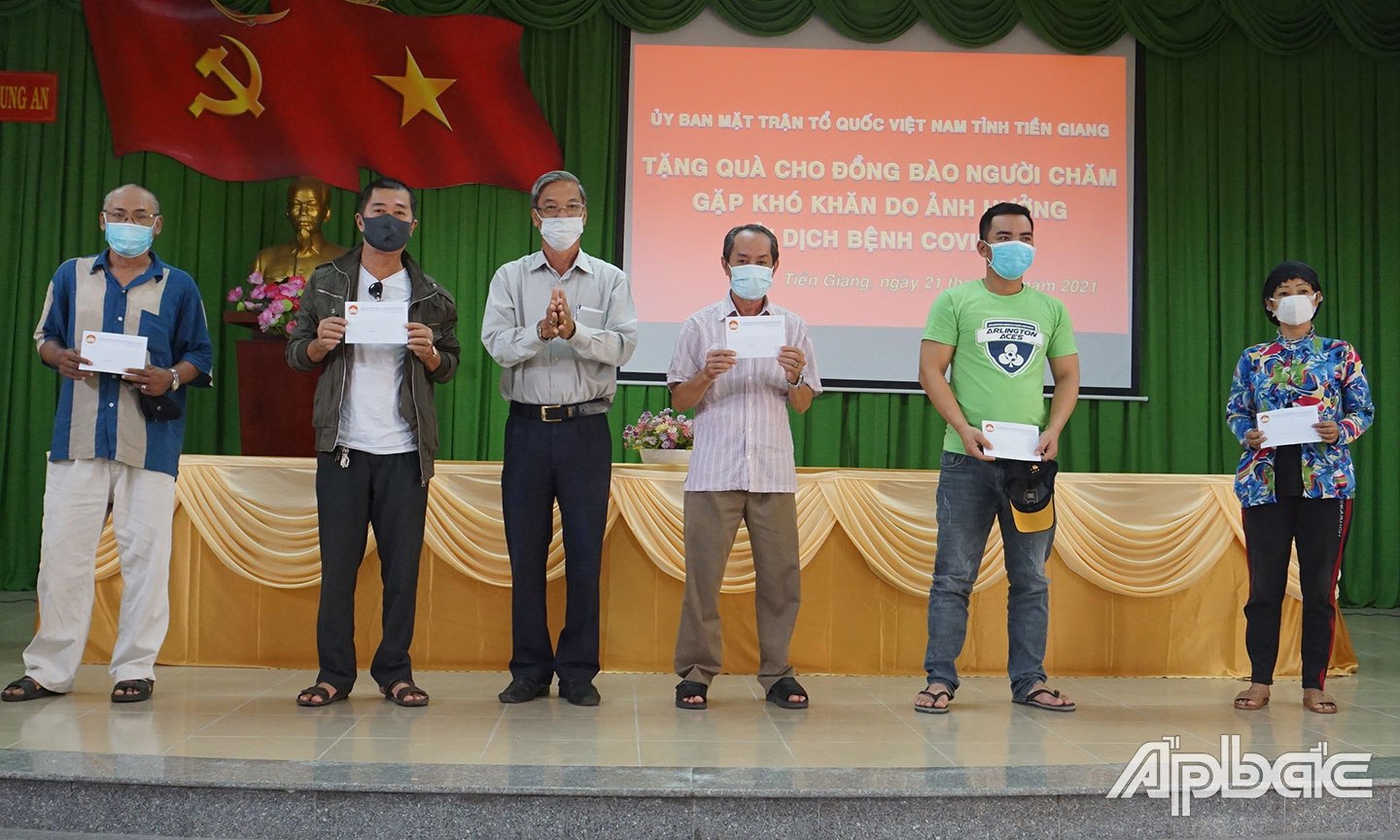 Ủy ban MTTQ tỉnh Tiền Giang tặng quà cho đồng bào người Chăm gặp khó khăn do ảnh hưởng bởi dịch Covid -19 trên địa bàn TP. Mỹ Tho.