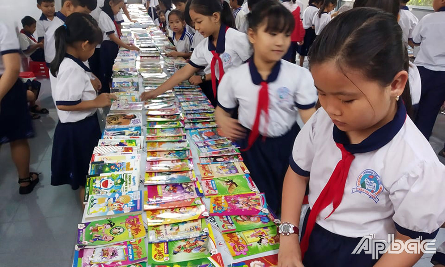 Thư viện TX.Cai Lậy tổ chức Ngày hội Sách tại Trường Tiểu học Trần Thị Gấm.