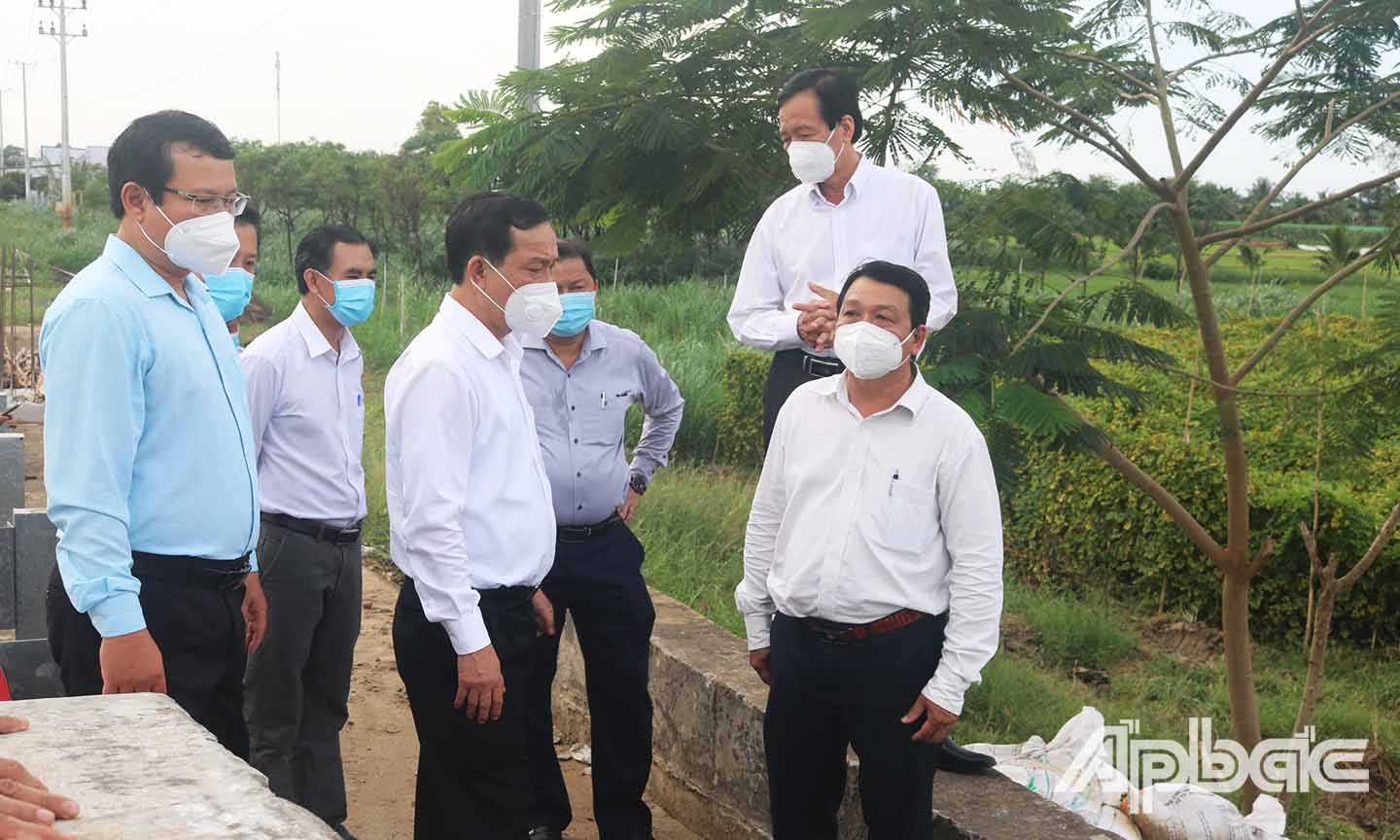 Đồng chí Nguyễn Văn Vĩnh kiểm tra Gói thầu thi công