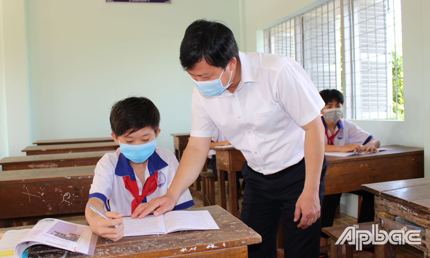 Tiến sĩ Lê Quang Trí thăm, động viên học sinh ở Trường THCS Phú Đông, huyện Tân Phú Đông.