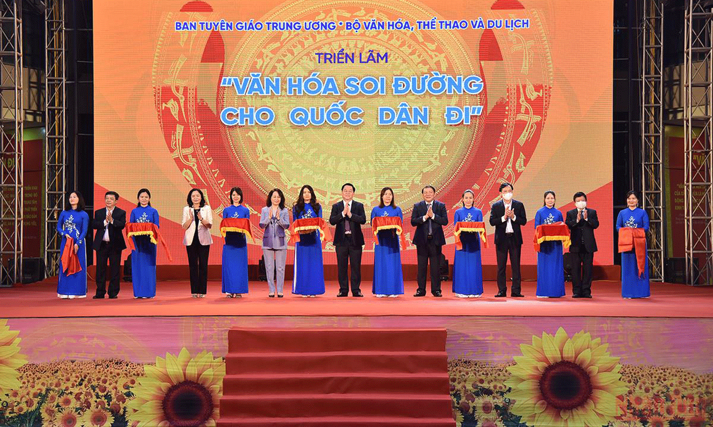 Khai mạc triển lãm “Văn hóa soi đường cho quốc dân đi”. (Ảnh: Minh Duy)