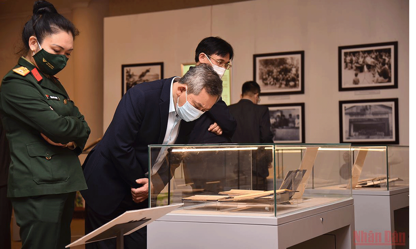 Khách tham quan thích thú với nhiều hiện vật lần đầu tiên được trưng bày triển lãm tới công chúng. (Ảnh: Minh Duy)