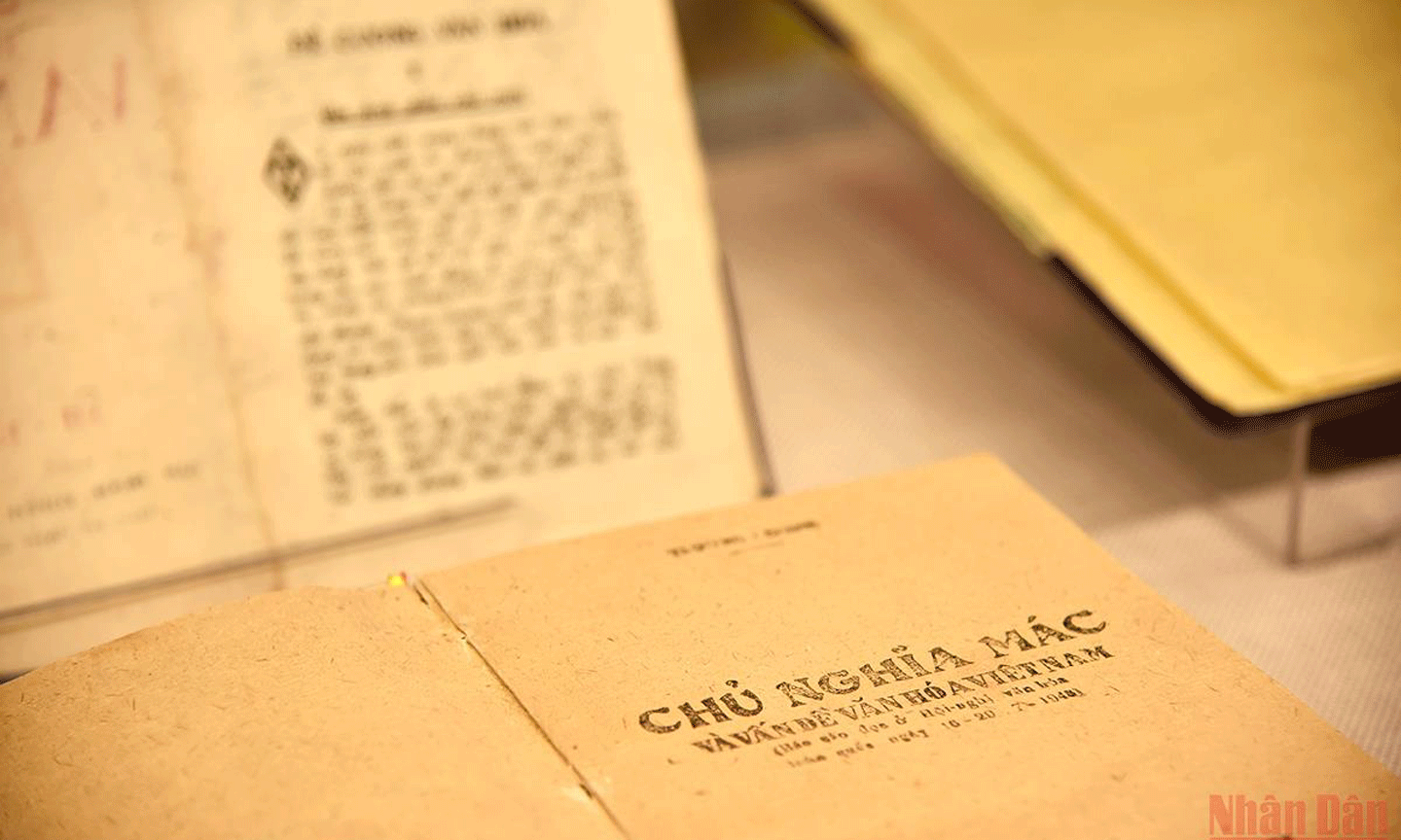 320 hình ảnh và 123 tài liệu, hiện vật quý được trưng bày tại triển lãm. (Ảnh: Minh Duy)